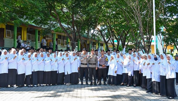 Ratusan Pelajar MTs di Kupang Ikuti Upacara Edukatif Bersama Polda NTT