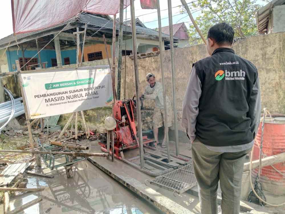 Progres pembangunan sumur bor oleh BMH di Masjid Nurul Amal Manggar, Balikpapan Timur. (Foto: BMH Kaltim)