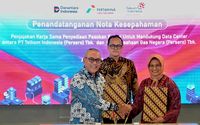   Direktur Utama Telkom Dian Siswarini dan Direktur Utama PGN Arief Kurnia Risdianto menandatangani MoU untuk integrasi infrastruktur digital rendah karbon di Jakarta