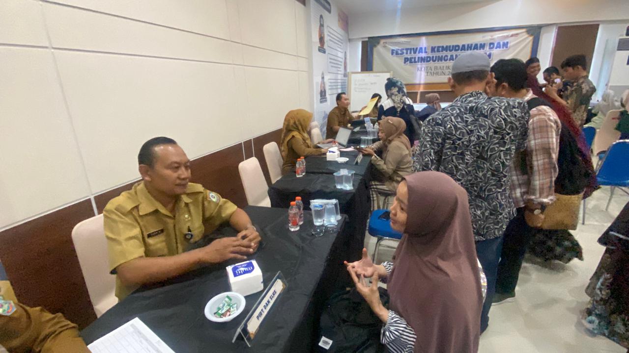 Festival Layanan Kemudahan dan Perlindungan UMKM di Aula Kantor DKUMKMP Balikpapan pada Selasa 14 April 2026