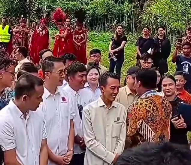 Gubernur Yulius Selvanus (batik) meninggalkan tempat dialog di perumahan JC Home Koka.