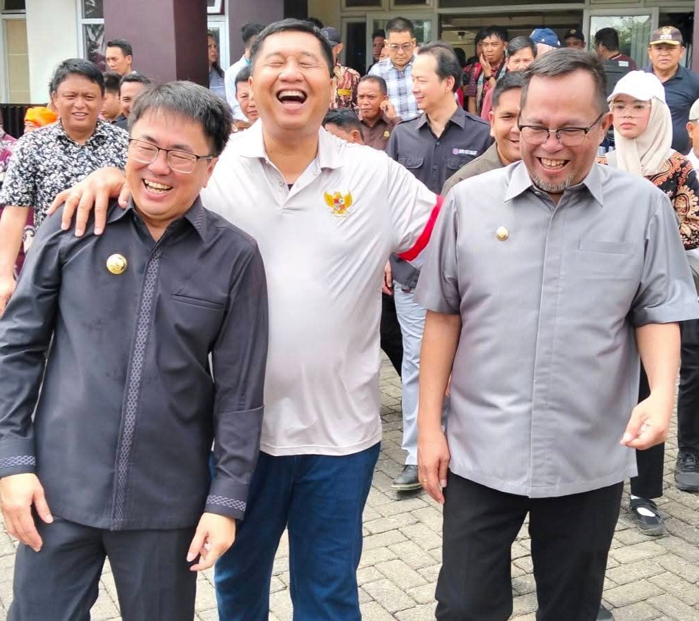 Menteri Maruarar Sirait, Wali Kota Andrei Angouw, Wawali Richard Sualang tertawa lepas saat kunjungan ke Rusunawa Paniki Dua, Mapanget.