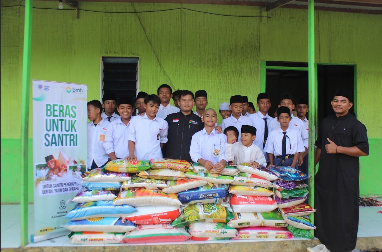 BMH menyakurkan bantuan beras kepada tiga ponpes di Bontang. (Foto: BMH)