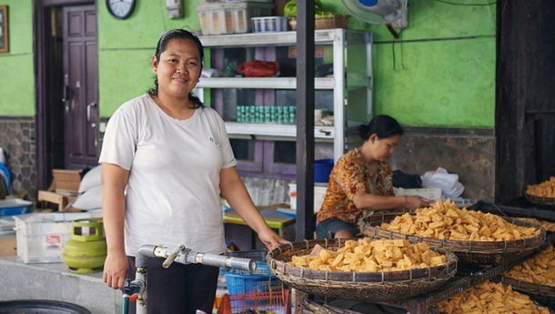 PNM Mekaar dan BRI Bantu Nia Anggraini Kembangkan Usaha Tahu