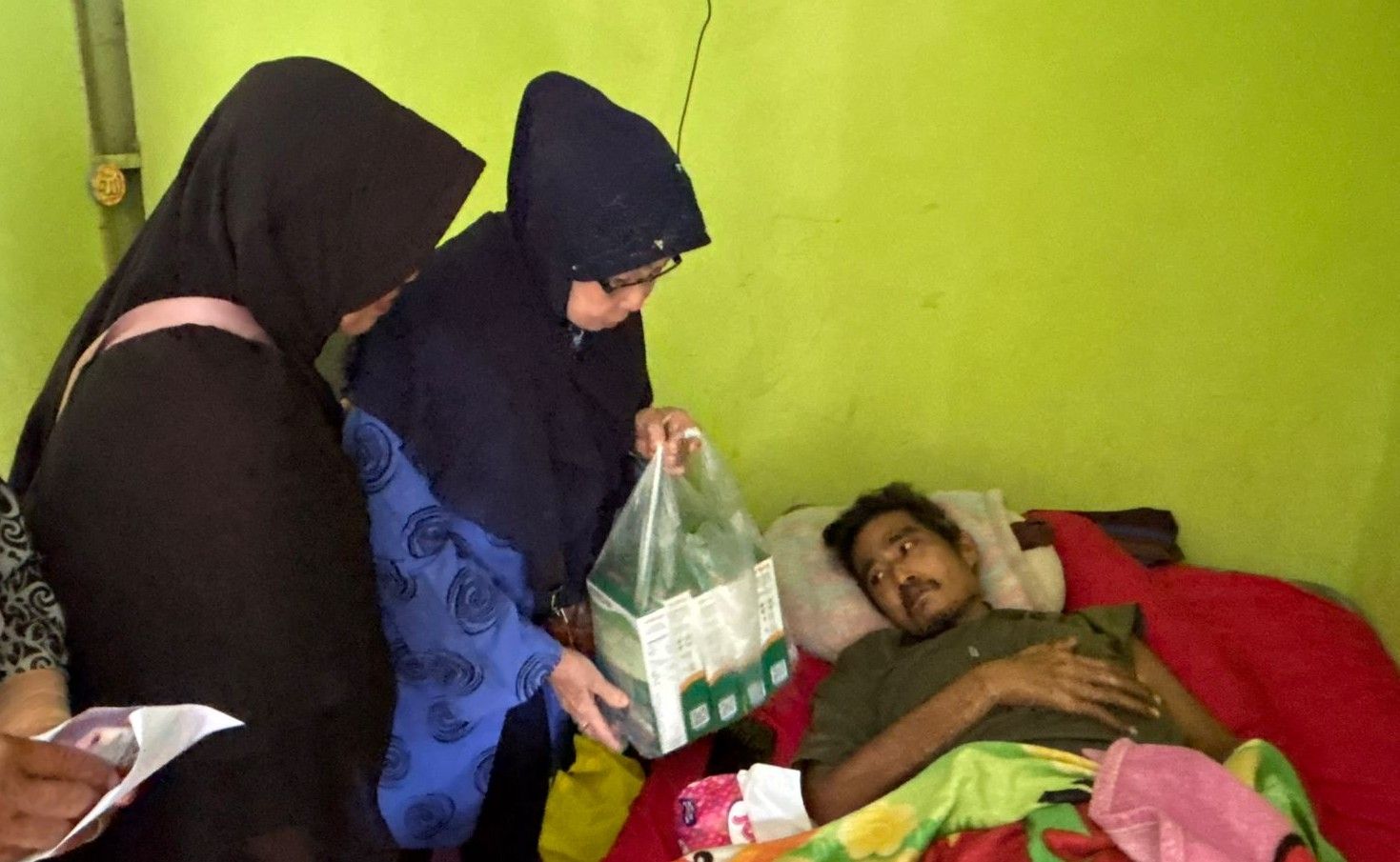 Terima Bantuan YKI Balikpapan, Iskandar Tak Kuasa Menahan Haru