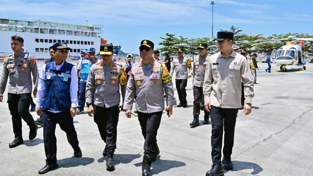 Bupati Egi Dampingi Wakapolri Dedi Prasetyo Tinjau Arus Mudik.jpg