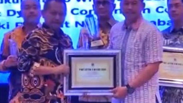 Dirut Perumda Air Minum Tugu Tirta Raih 'PWI Jatim Award 2026'