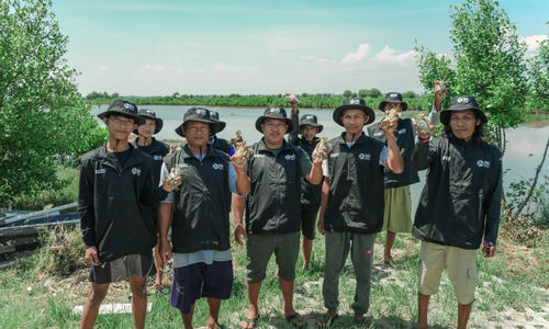 Lindungi Ekosistem Pesisir, BRI Tanam 500 Mangrove dan Lepas Ikan Serta Kepiting