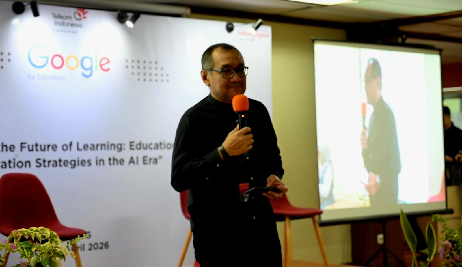 
EVP Telkom Regional 1 (Sumatra) Dwi Pratomo Juniarto memberi sambutan dalam forum Shaping the Future of Learning: Educational Innovation Strategies in the AI Era