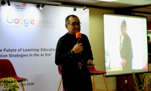  EVP Telkom Regional 1 (Sumatra) Dwi Pratomo Juniarto memberi sambutan dalam forum Shaping the Future of Learning: Educational Innovation Strategies in the AI Era