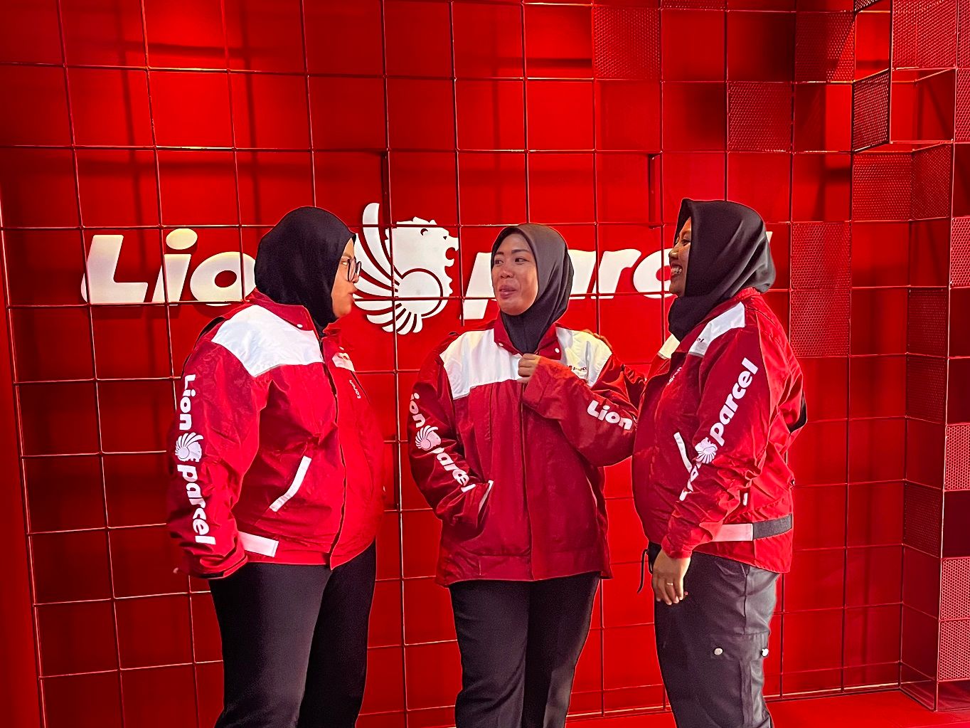 Perempuan kurir Lion Parcel.