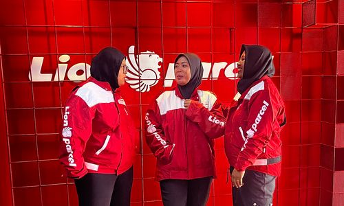 Kurir Perempuan Lion Parcel.jpg