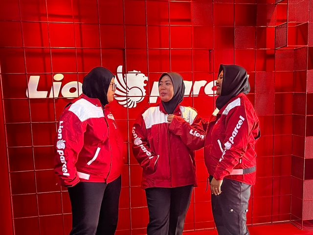 Kurir Perempuan Lion Parcel.jpg