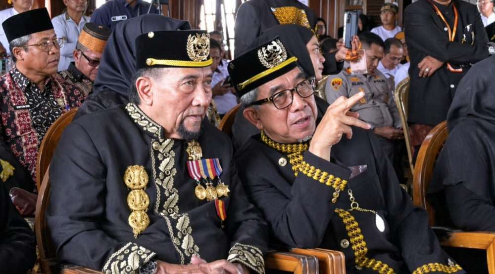 Bupati Kutim,Ardiansyah Sulaiman bersama Sultan Kutai Kartanegara Ing Martadipura, Aji Muhammad Arifin, dalam acara pengukuhan Pemangku Adat Kutai Kutim di Rumah Adat Kutai, Sangatta, Rabu (22/4/2026). (Foto: Diskominfo Kutim)