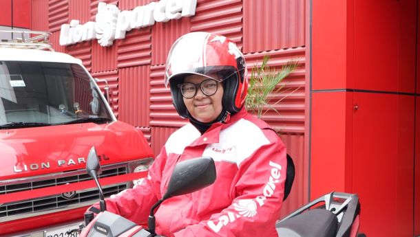 Kisah Kartini Masa Kini: Kurir Lion Parcel Menembus Batas