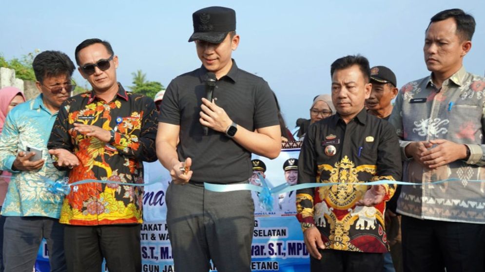 bupati egi resmikan jalan.jpg