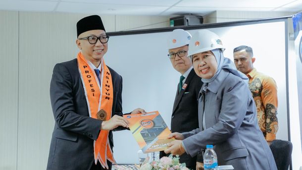 Gubernur Rahmat Mirzani Djausal Raih Lulusan Terbaik Profesi Insinyur Unila