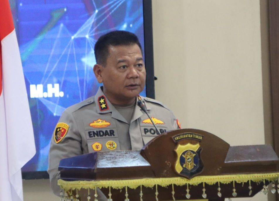 Kapolda Kaltim Endar Priantoro mengingatkan bahaya sosial media rawan hoaks, polarisasi, dan echo chamber. Dorong literasi digital untuk jaga stabilitas sosial. (Sumber: Diskominfo Kaltim)