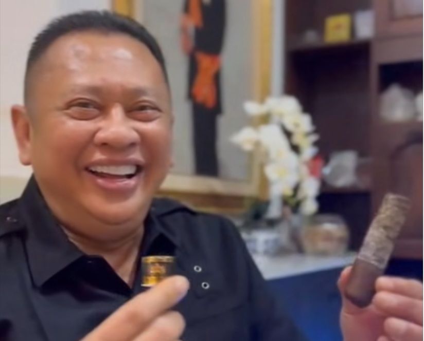 Ketua MPR RI Bambang Soesatyo dan cerutunya. (Sumber: Thread @bambang_soesatyo)
