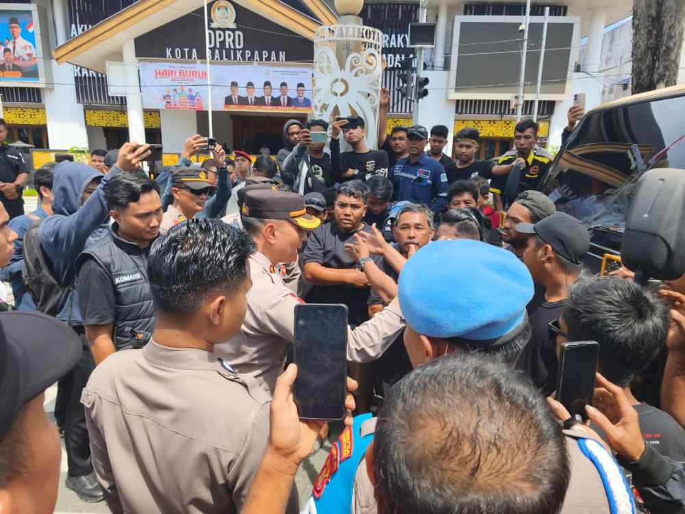 Sopir truk berunjukrasa di depan kantor DPRD Balikpapan menuntut distribusi solar subsidi. 