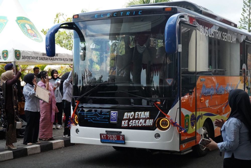 Bus listrik untuk pelajar diluncurkan di Kabupaten Kutai Timur. (Sumber: Prokutim)