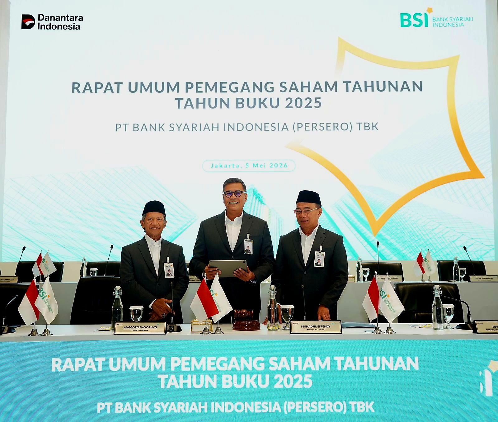 
Direktur Utama BSI, Anggoro Eko Cahyo (tengah) bersama Ketua Dewan Pengawas Syariah BSI KH Hasanudin (kiri) dan Komisaris Utama BSI Muhadjir Effendy (kanan) berbincang sebelum RUPST Tahun Buku 2025 di kantor BSI Tower, Jakarta