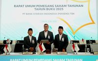 Direktur Utama BSI, Anggoro Eko Cahyo (tengah) bersama Ketua Dewan Pengawas Syariah BSI KH Hasanudin (kiri) dan Komisaris Utama BSI Muhadjir Effendy (kanan) berbincang sebelum RUPST Tahun Buku 2025 di kantor BSI Tower, Jakarta