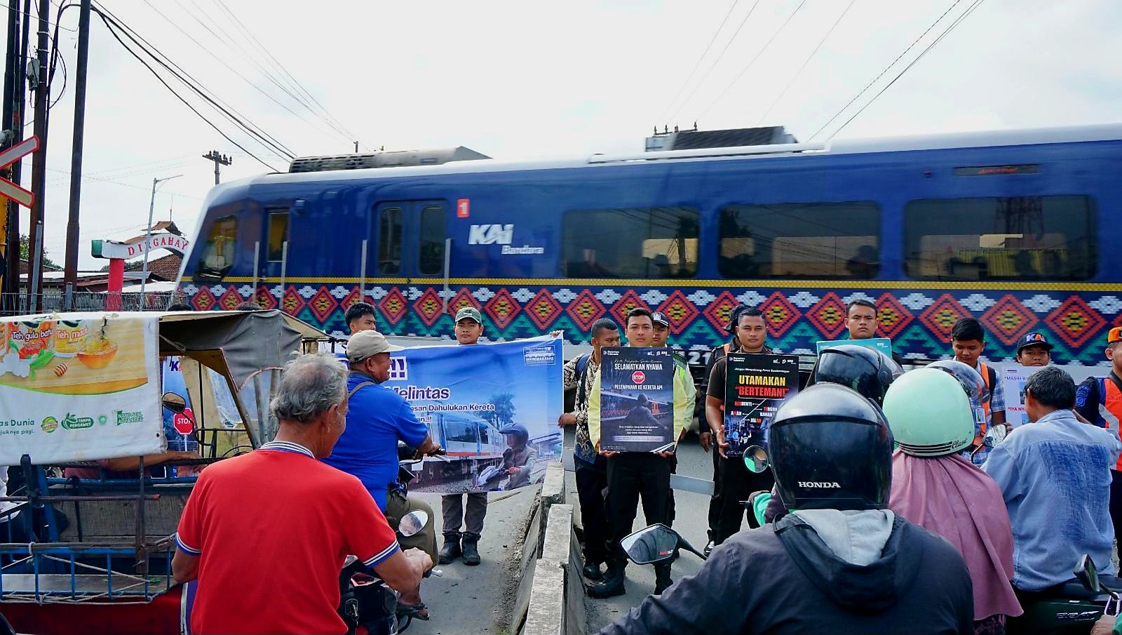 
KAI Bandara melakukan sosialisasi keselamatan transportasi kepada masyarakat di Medan