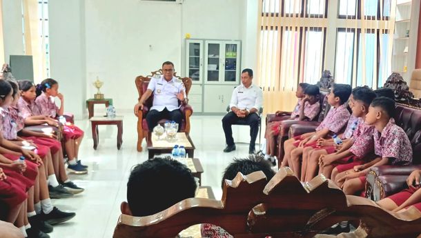 Wabup Sikka Sambut Hangat Peserta Tur Literasi SDK Maris Stela Nangarasong