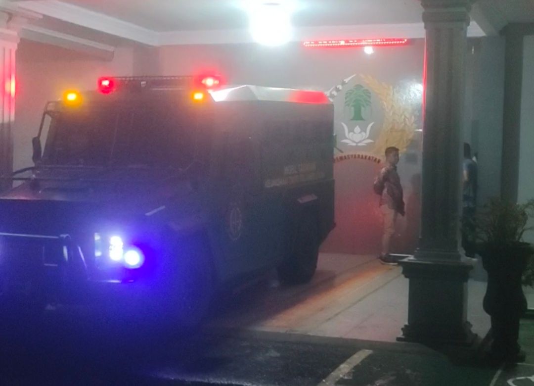Mobil tahanan Kejati Sulut yang membawa tersangka CIK tiba di Rutan Manado.