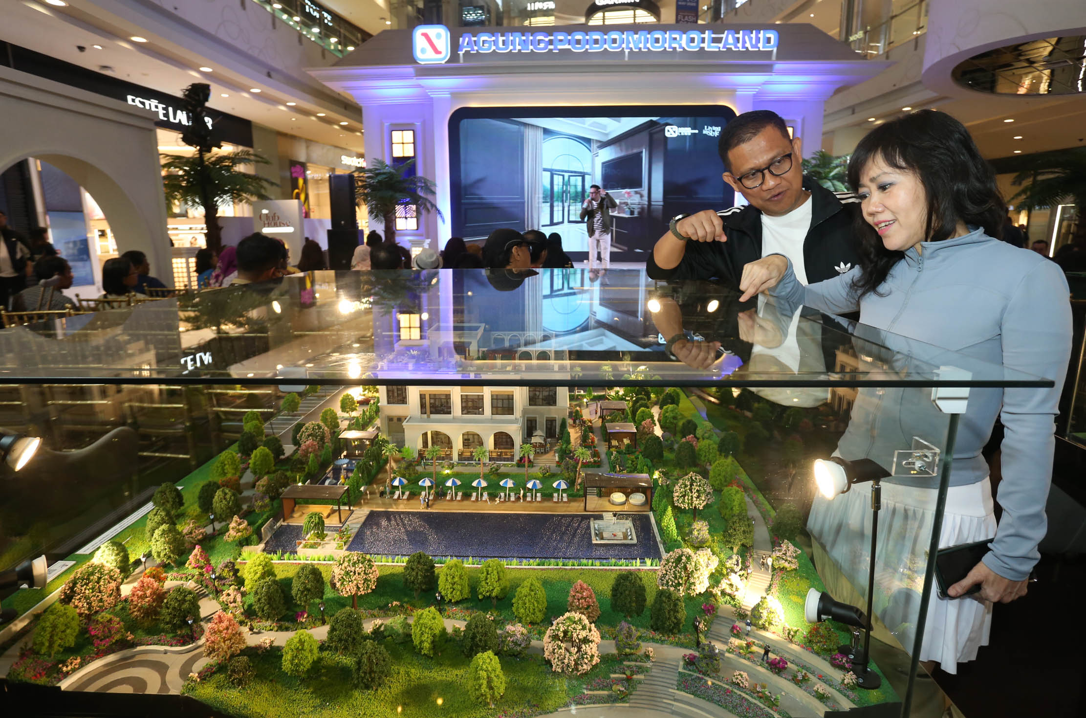 Marketing Director Agung Podomoro Tedi Guswana (kiri) berbincang dengan Marketing Director Yenti Lokat (kanan) menjelaskan fasilitas club house premium dalam pameran The Club House by Agung Podomoro di Central Park Mall, Jakarta, Rabu (6/5/2026). Keduanya menjelaskan terkait desain dan fungsi fasilitas yang menjadi bagian dari konsep hunian Living in Style yang diangkat oleh Agung Podomoro. Foto : Panji Asmoro/TrenAsia