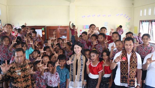 Bunda Literasi Sikka Edukasi Siswa SDK Lela 1 Gunakan HP Secara Bijak