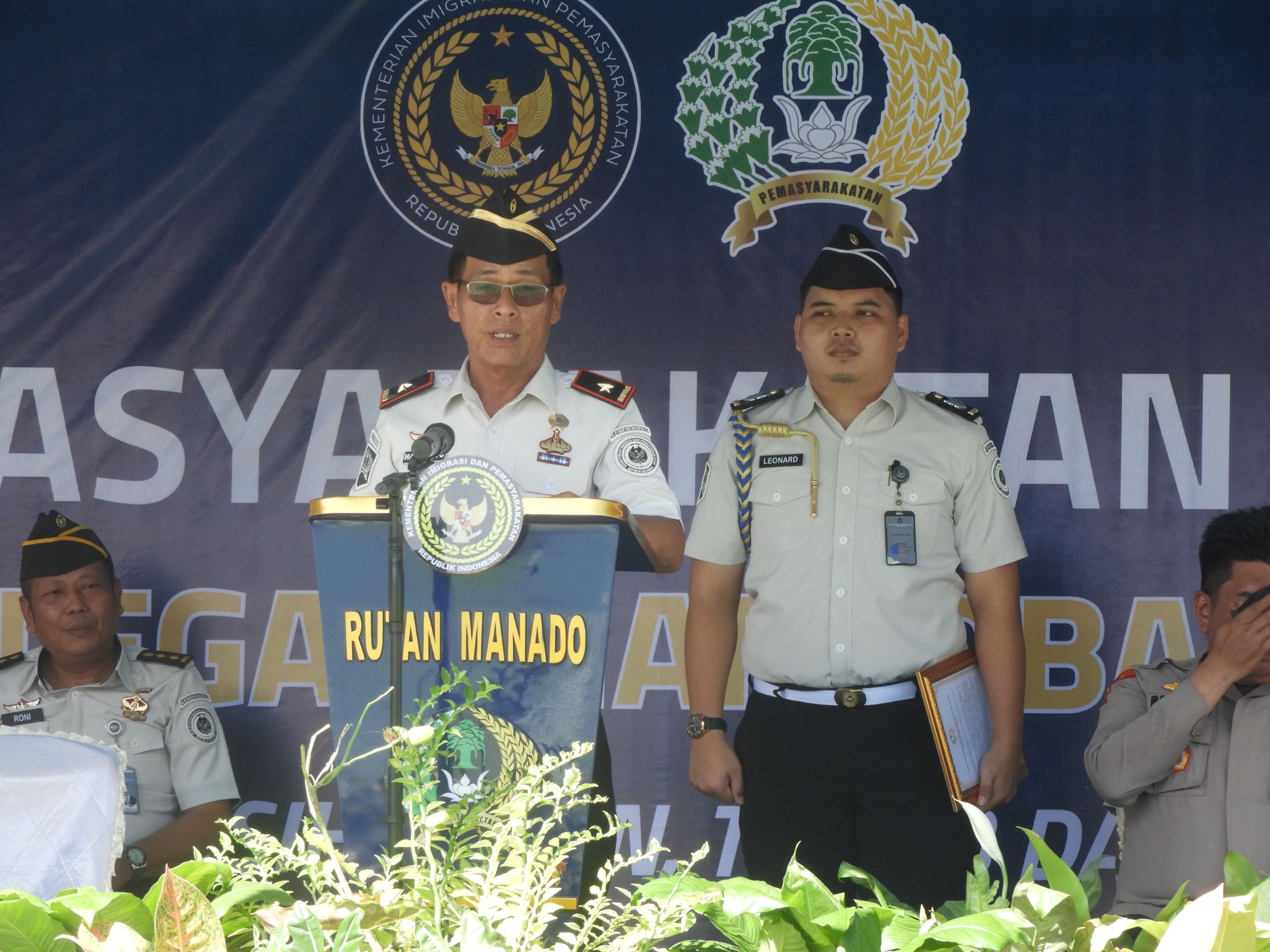Kepala Kantor Wilayah Direktorat Jenderal Pemasyarakatan Sulawesi Utara, Haposan Silalahi, pimpin Ikrar Pemasyarakatan Bersih dari Handphone Ilegal, Narkoba dan Penipuan.