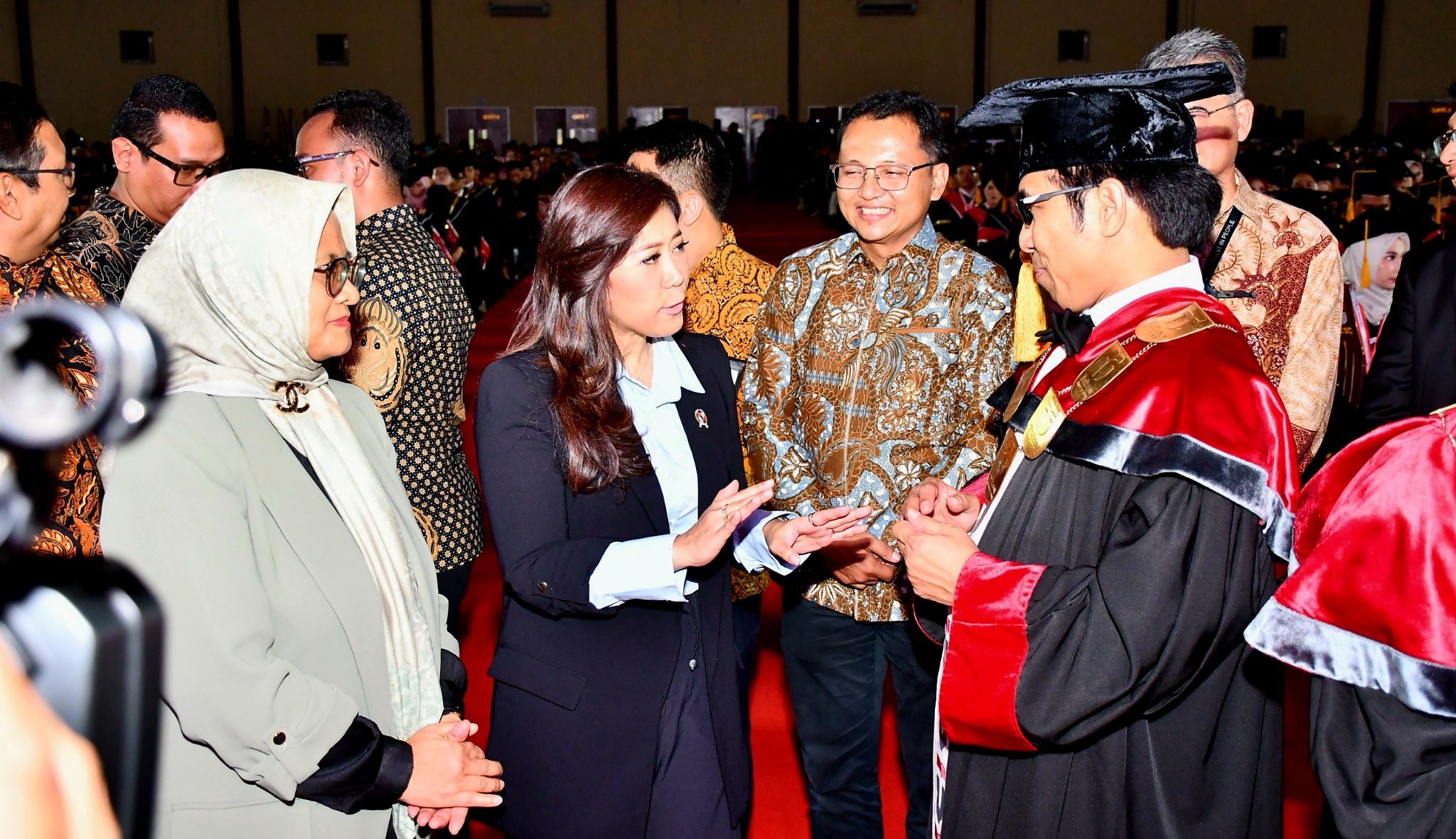 Menkomdigi Meutya Hafid didampingi Direktur Utama Telkom Dian Siswarini (paling kiri) dan Rektor Telkom University Prof Suyanto saat Wisuda Telkom University