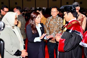 Menkomdigi Meutya Hafid didampingi Direktur Utama Telkom Dian Siswarini (paling kiri) dan Rektor Telkom University Prof Suyanto saat Wisuda Telkom University 