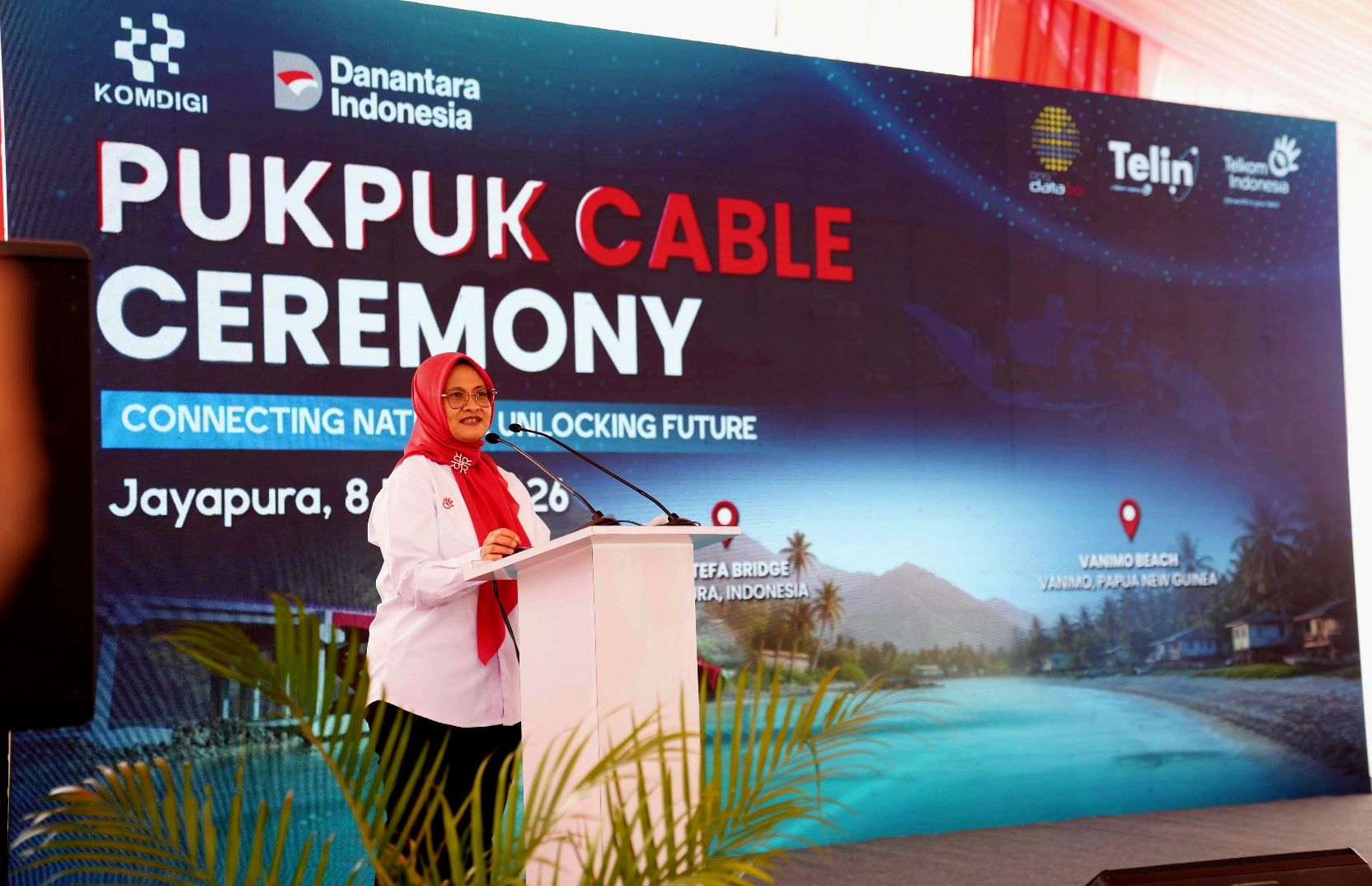Direktur Utama Telkom Dian Siswarini memberi sambutan dalam peresmian Sistem Kabel Laut Pukpuk di Telkom Witel Jayapura, Papua