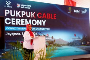Direktur Utama Telkom Dian Siswarini memberi sambutan dalam peresmian Sistem Kabel Laut Pukpuk di Telkom Witel Jayapura, Papua