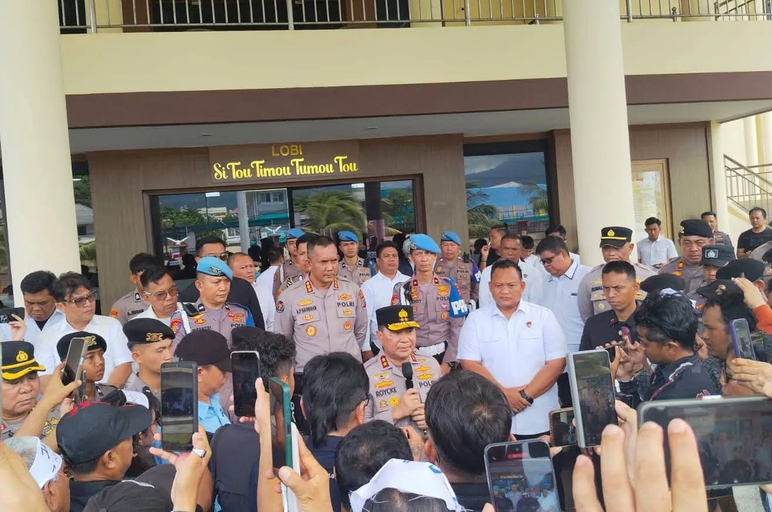 Aksi damai ratusan wartawan di Mapolda Sulut.