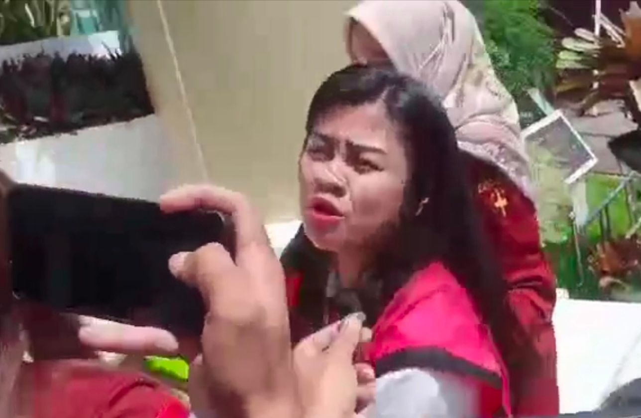 Mantan Bupati Sitaro, Chyntia Kalangit digiring masuk gedung Kejati Sulut.