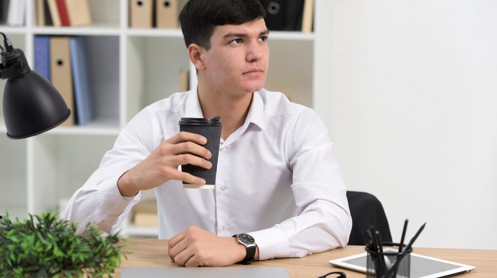 Tren Coffee Badging: Datang ke Kantor Cuma Minum Kopi