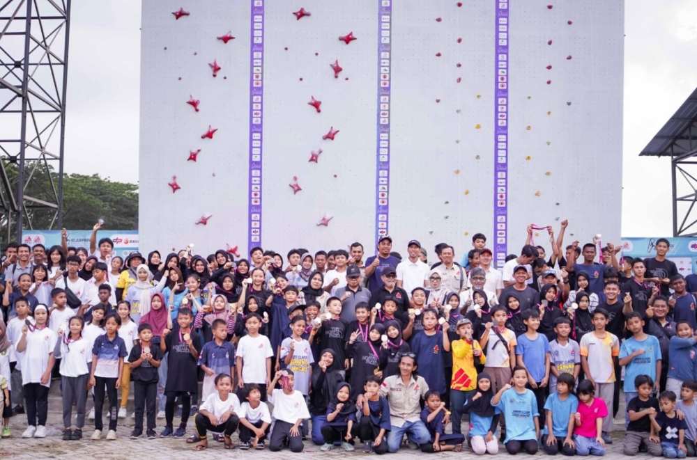 Atlet panjat tebing Kutim mencetak sejarah baru dengan
mendominasi Kejuaraan Provinsi (Kejurprov) Kelompok Umur 2026 yang digelar di Samarinda,
12–16 Mei 2026 lalu.