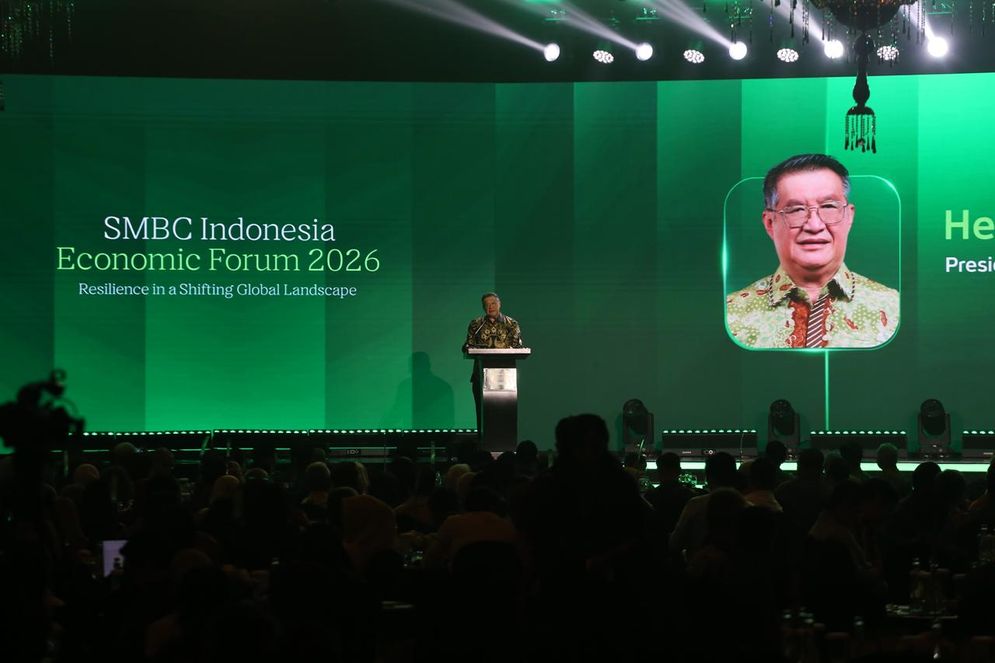 Direktur Utama PT Bank SMBC Indonesia Tbk. Henoch Munandar memberikan sambutan pembuka dalam acara SMBC Indonesia Economic Forum 2026 di Jakarta, Selasa (19/5/2026). Dengan mengusung tema “Resilience in a Shifting Global Landscape”, forum ini menyoroti pentingnya menjaga stabilitas sistem keuangan, memperkuat strategi adaptif, serta mendorong investasi berkelanjutan di tengah dinamika global.