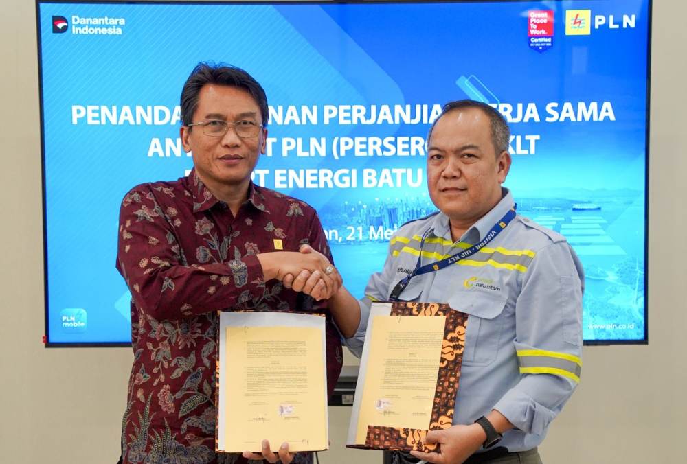 General Manager PLN UIP KLT bersama Kepala Teknik Tambang PT Energi Batu Hitam menunjukkan dokumen kerja sama dukungan pembangunan SUTT 150 kV Melak–Kotabangun.