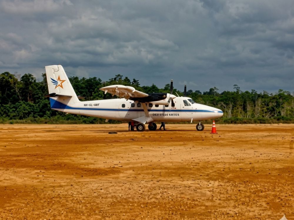 Maskapai Susi Air dengan jenis pesawat Let L-410 Turbolet saat landing di Bandara Uyang Lahai Kutai Timur beberapa tahun silam.