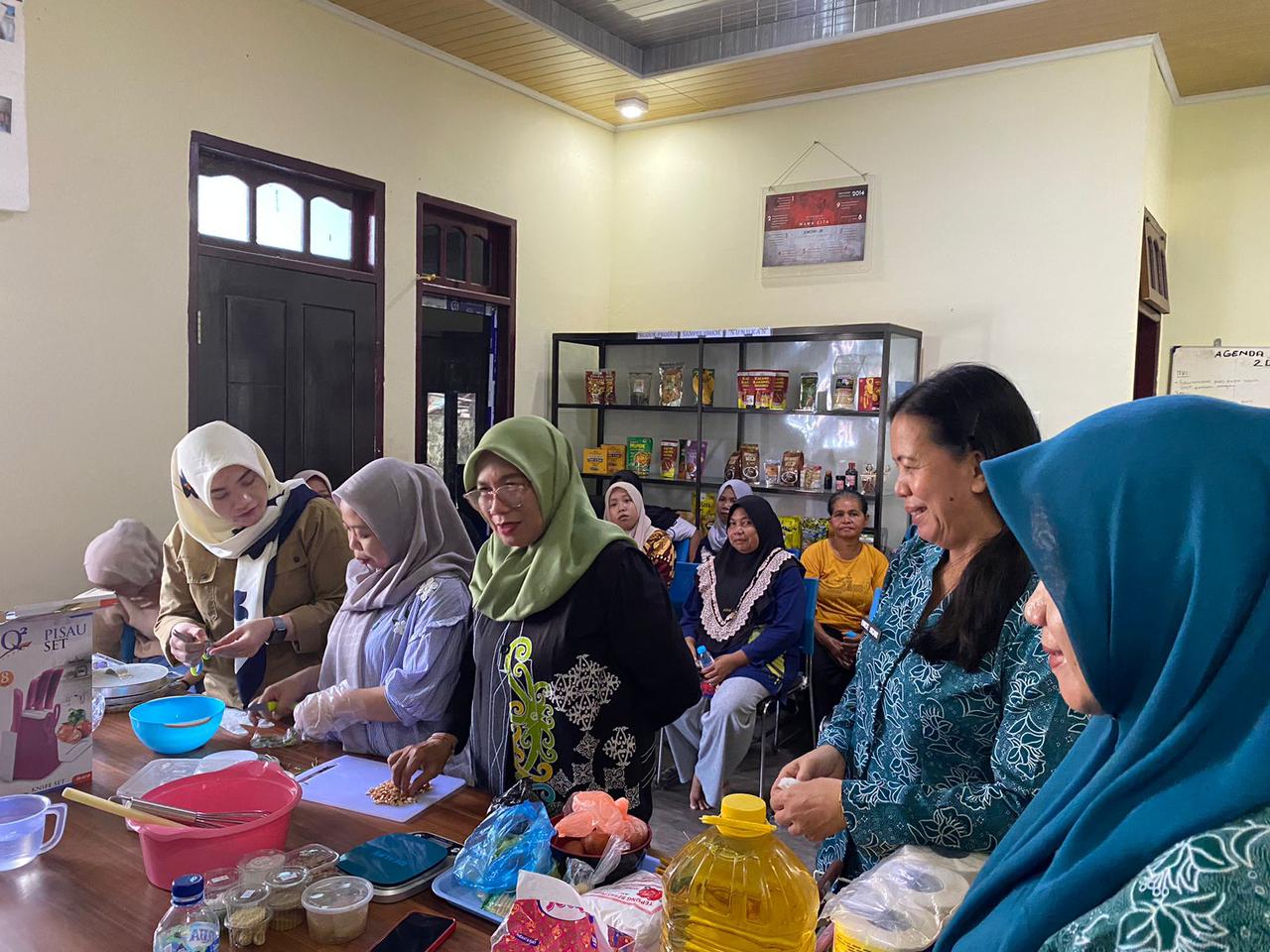 PLN Latih UMKM Perbatasan Nunukan Produksi Peyek Bernilai Ekonomi