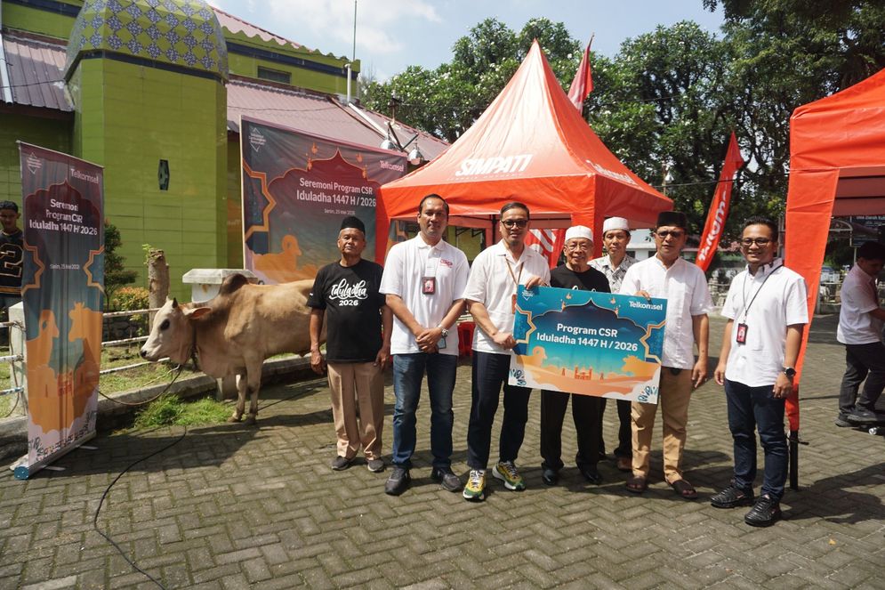 Perluas Manfaat bagi Masyarakat Melalui Semangat Kebersamaan, Telkomsel Salurkan Hewan Kurban Iduladha 1447 H