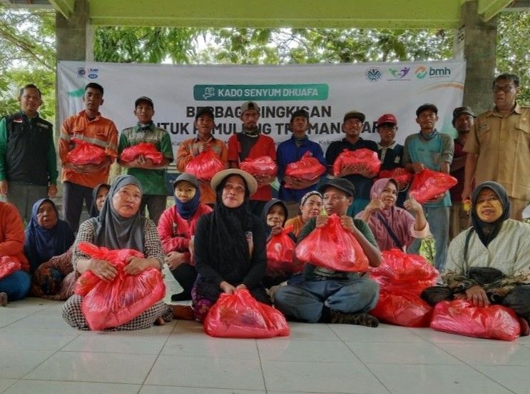 Penyaluran bingkisan qurban BMH dan GNB kepada pemulung di TPAS Manggar Balikpapan.