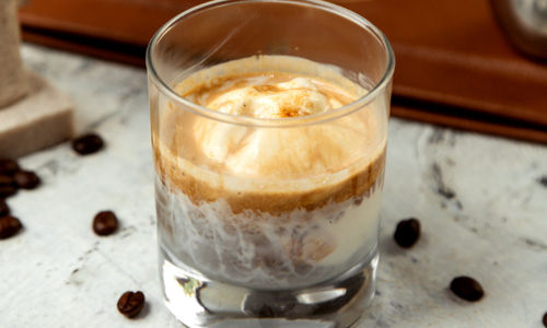 Kenali Dirty Latte, Tren Minuman Baru yang Jadi Menu Favorit di Kafe