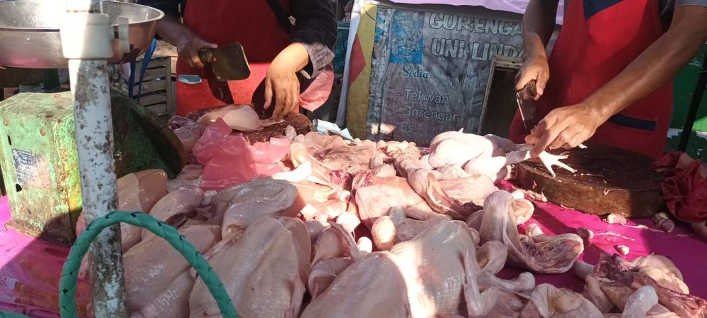 Sejumlah pedagang ayam potong melayani pembeli di Pasar 26 Ilir Palembang