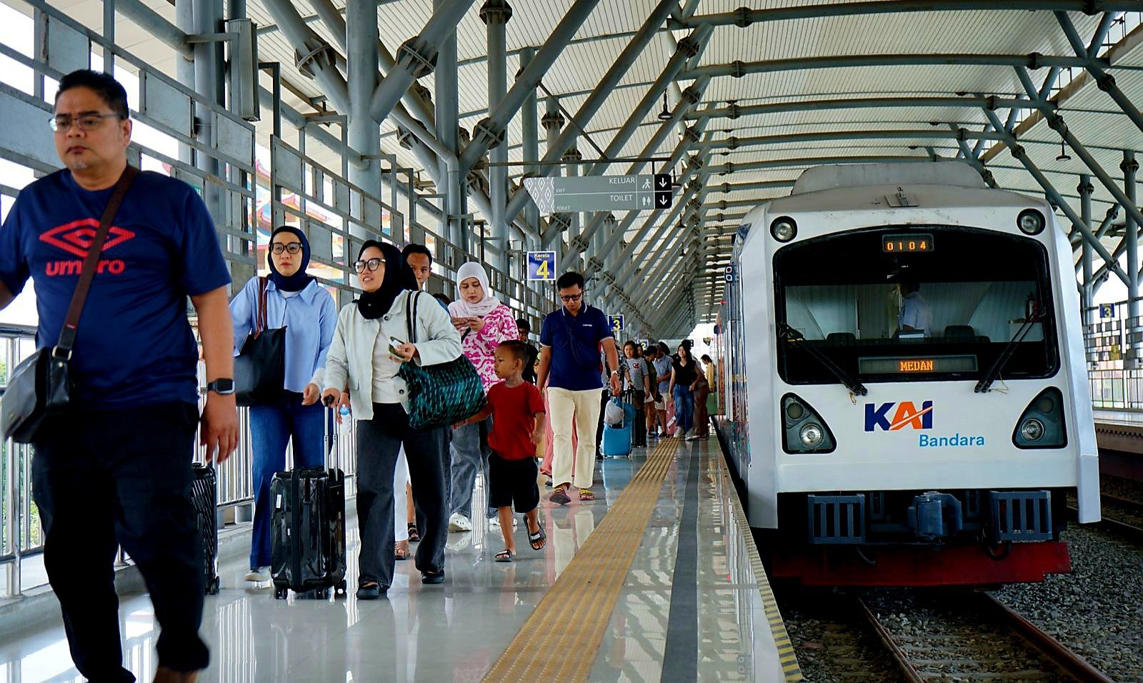 Suasana penumpang KAI Bandara di Stasiun Medan